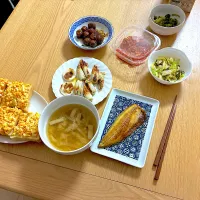 オープン玉子サンド、チーズはんぺん、ちくきゅう、さばの塩焼き、わかめと蓮根と大根のお味噌汁、中華肉団子、細切り昆布とキャベツの中華和え、ほうれん草のそばつゆねぎ和え。