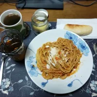 スパゲッティナポリタン、トースターで温めたもっちり牛乳ロールパン、沢庵、カットワカメ&フライドレッドオニオン&乾燥スライスにんにく入りタマネギスープ、烏龍茶(昼飯)|enarinさん