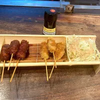 今日の晩ご飯@「元祖とりカツ なごみどり」さん　串カツと味噌串カツ　串カツにはしょうゆソースをかけていただきます。（実況中継中）|なびさん