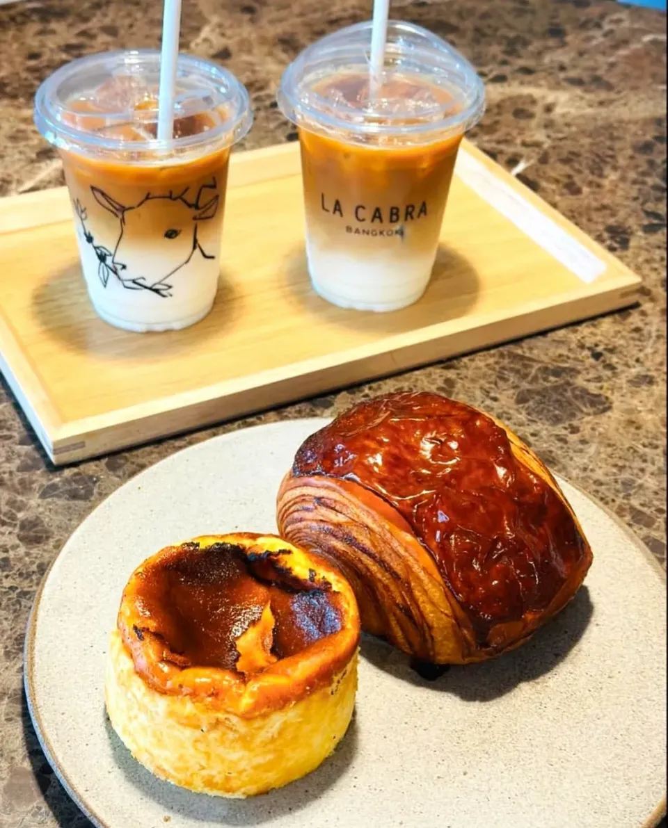 Coffee Break w/ Iced Latte & Pastry (Pain au Chocolat & Egg Tart) 🤤🍫🥧☕|An'leeさん