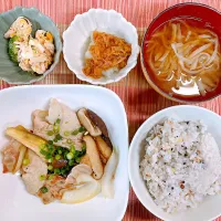 なすと豚肉の生姜焼き♡ブロッコリーとささみのサラダ♡お味噌汁♡|まゆかさん