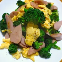 ブロッコリーと卵と魚肉ソーセージの炒め| はるみさん