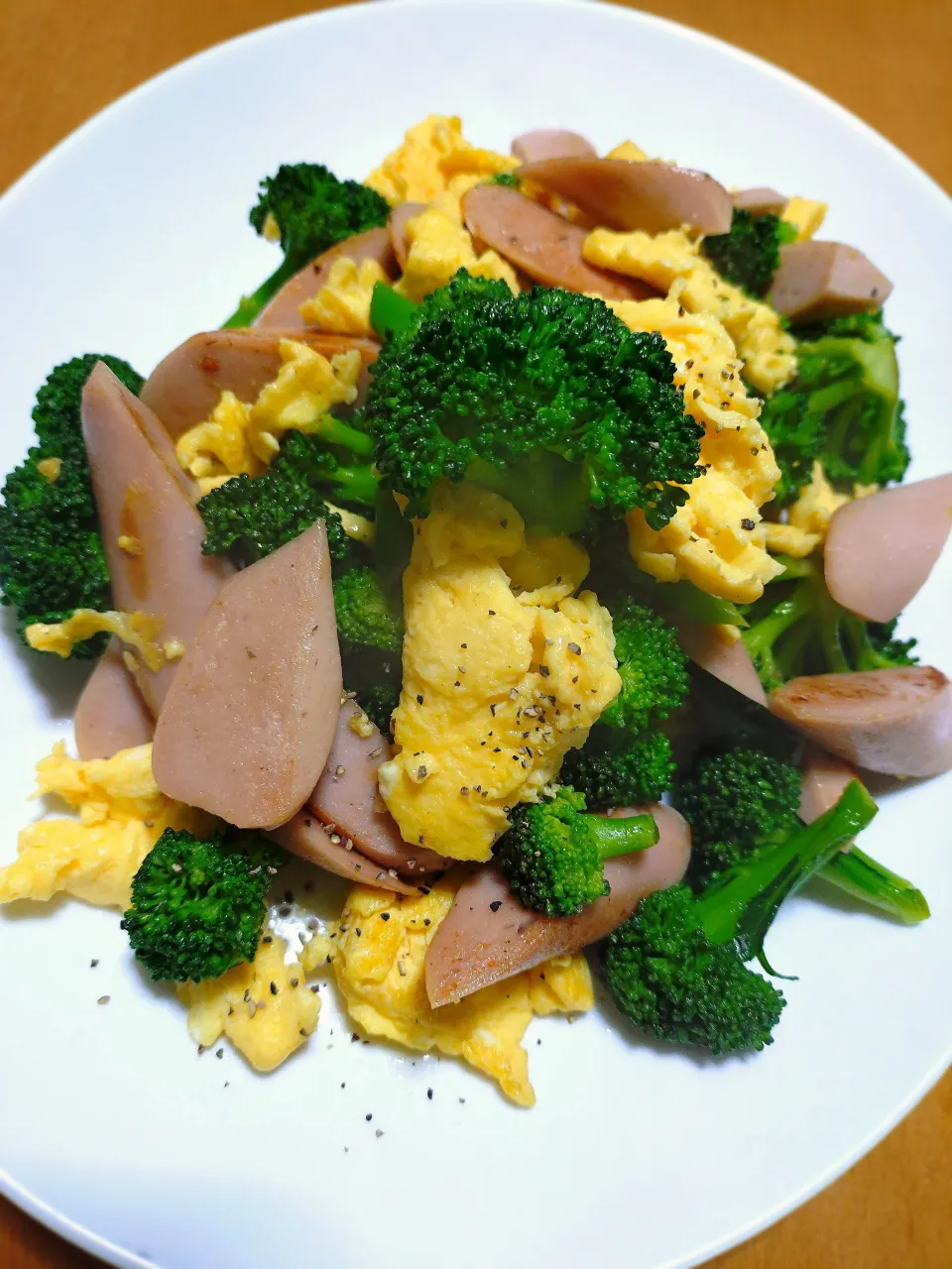 ブロッコリーと卵と魚肉ソーセージの炒め|はるみさん