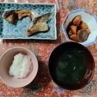 レンチン夕飯　銀鮭かま有庵焼、野菜(冷凍保存の人参、牛蒡、干ししいたけ)炊合せ、ワカメの味噌汁|はやとさん