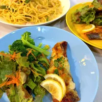 鮭のチーズ焼き・菜の花ペペロンチーノ