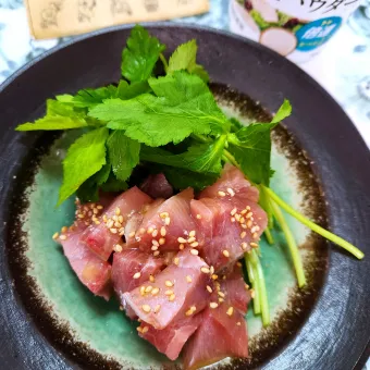 Snapdishの人気料理写真:🔷🐟鰤刺ごまだれ和え🔷