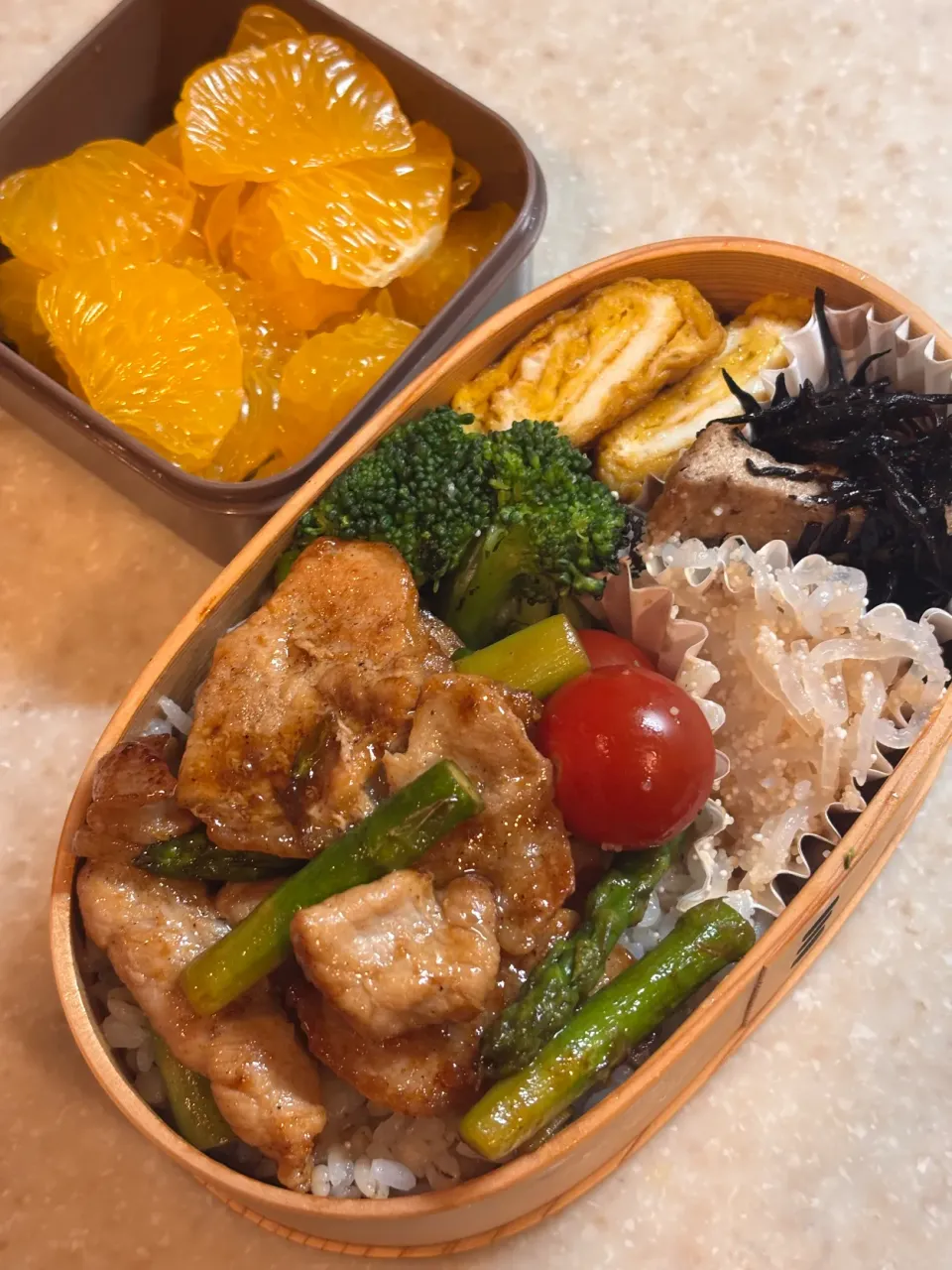 娘お弁当（豚肉とアスパラ炒め）|takezooさん
