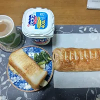 トーストサンドイッチ、あんこデニッシュ、野沢菜漬け、ホットコーヒー、アップルシナモンジャム入りヨーグルト(朝ご飯)|enarinさん