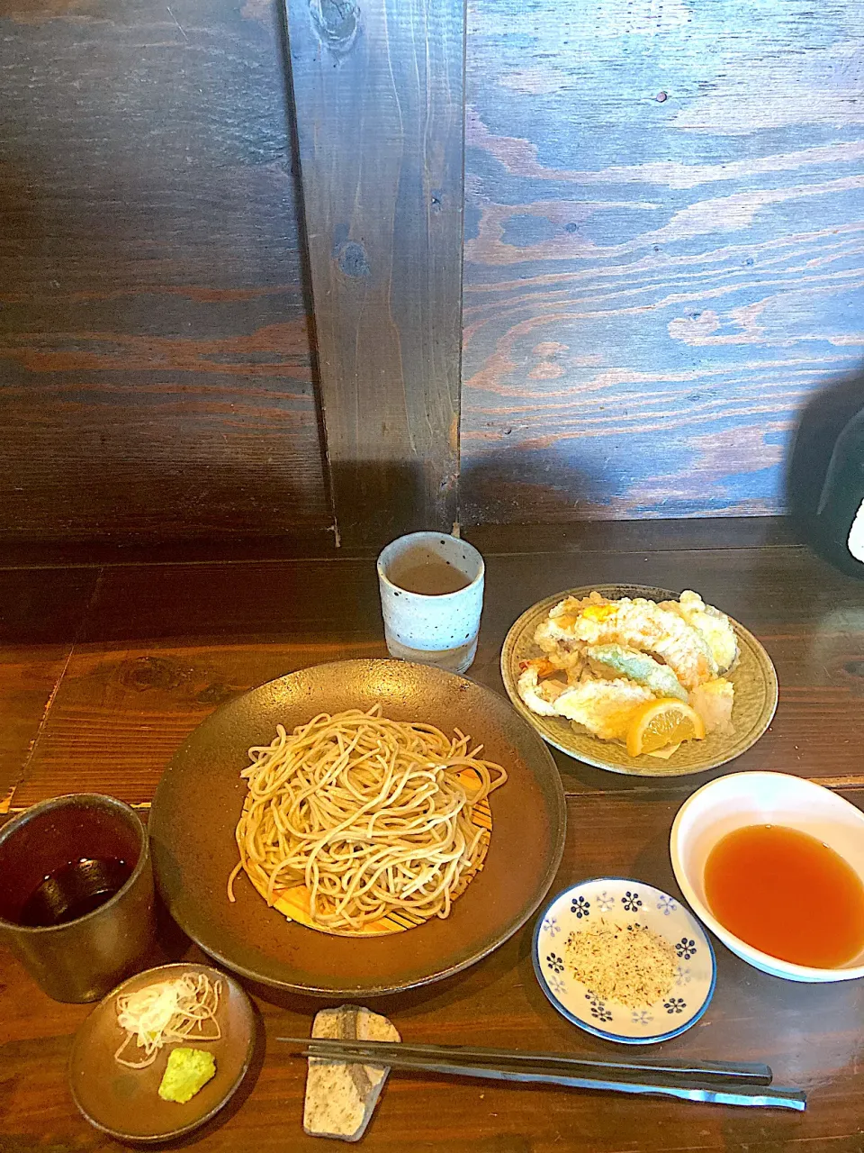 今日の昼ご飯@「古窯庵」さん①  今日は常滑に行って知多本宮山に登り、やきもの散歩道を散策しました。13.5キロ歩いてへとへとになり、お昼ご飯は常滑駅近くのそば処「古窯庵」さんで日替わり天せいろをいただきました。天ぷらもお蕎麦（石臼挽き）もむちゃくちゃ美味しかった😋|なびさん