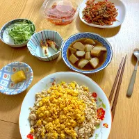 三色丼、ちくきゅう、きんぴらごぼう、キムチ、たくあん、里芋煮。|くろーぶやんさん
