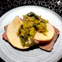 ⑧3月13日・［春を感じる🌸和食屋さんのコース😋✨］・お肉の上に山芋スライス❣️（上に乗ってるワサビの葉っぱが良い感じ😊✨）