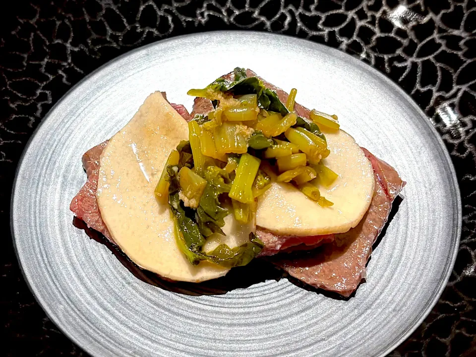 ⑧3月13日・［春を感じる🌸和食屋さんのコース😋✨］・お肉の上に山芋スライス❣️（上に乗ってるワサビの葉っぱが良い感じ😊✨）|山勝さん