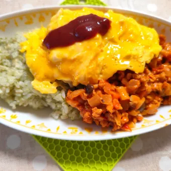 Snapdishの人気料理写真:これはオムライスじゃないと言われたけどこんなオムライスもいいよね!(大豆のお肉ミンチ使用ミートソース風味)