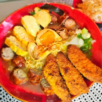 Snapdishの人気料理写真:🇨🇳Beef noodles soup with sausages, fried chicken,omelette, egg🇨🇳