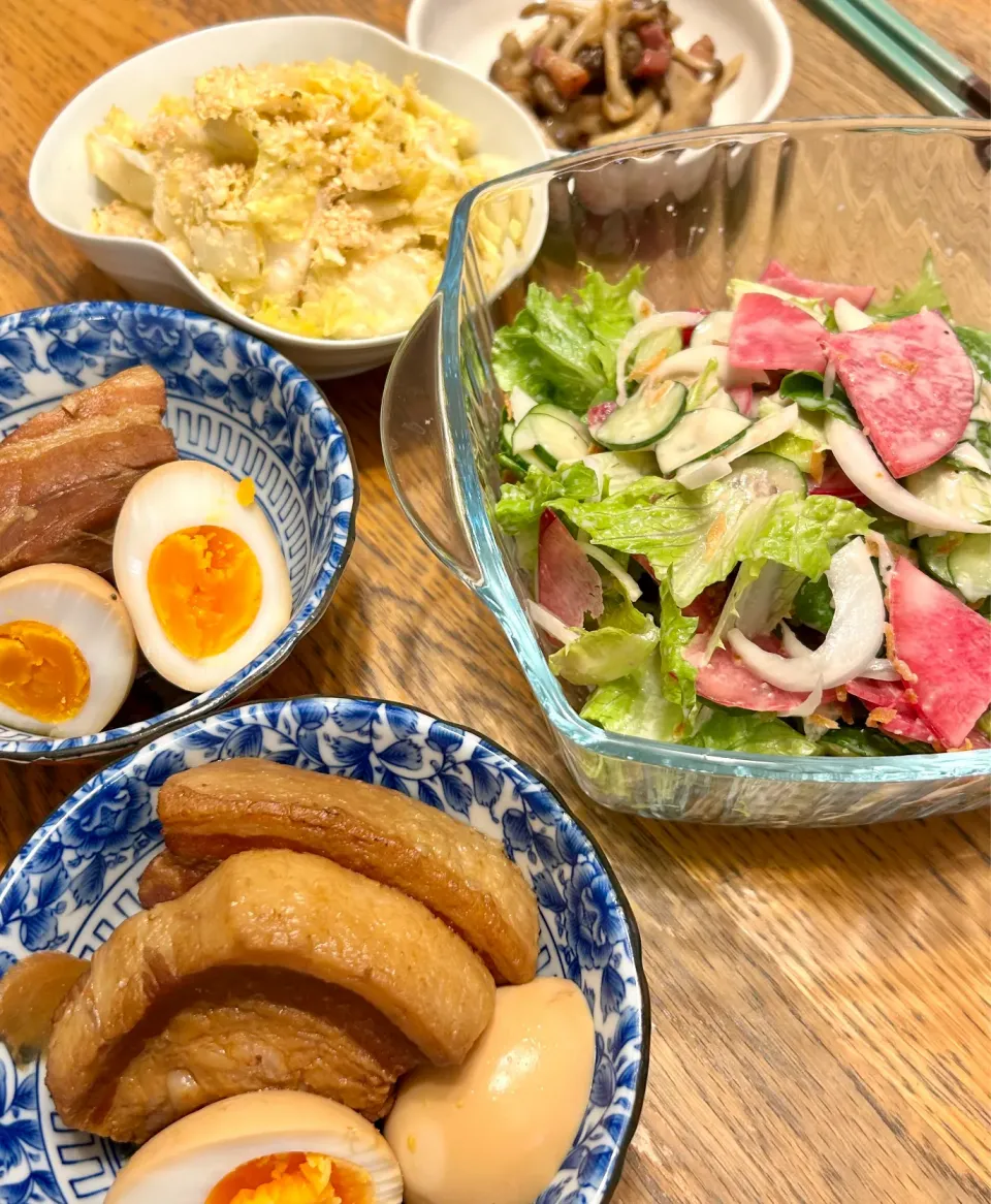 豚角煮と煮卵、サラダ、きのことベーコン炒め、白菜浅漬け、味噌汁（わかめと新玉ねぎ）|およねさん