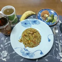 カレー炒飯、コロッケ、絹厚揚げ、じゃこ天、野沢菜漬け、スープ、烏龍茶、バナナ(昼飯)|enarinさん