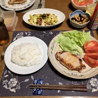 ご飯、ポークソテー、トマト、レタス、肉野菜炒め、煮豆、野沢菜漬け、辛子明太子、烏龍茶、オギノパンのあげぱん(夕飯)|enarinさん