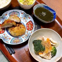 鶏つくね蓮根焼き　豚生姜焼きと野菜和え　キャベツのコンソメサラダ　もずく|チャコイブさん