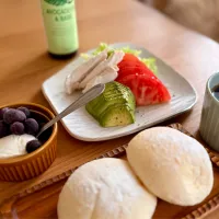 丸パンとアボカドのシンプル朝ごはん