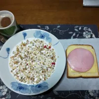 Calbeeフルグラ、ハムチーズトースト、ホットコーヒー(朝ご飯)|enarinさん