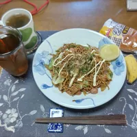 ソース焼きそば、チョコクリームパン、沢庵、スープ、烏龍茶、バナナ(昼飯)|enarinさん