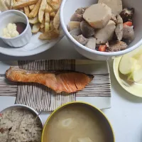 ☆夕飯☆五目炊き込みご飯、味噌汁、筑前煮、鮭、フライドポテト、リンゴ| ｼｮｺﾗさん