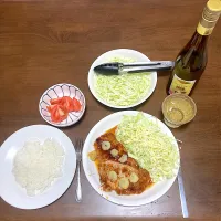 今日の晩ご飯　料理研究家リュウジさんのバズレシピによるガリバタポーク、千切りキャベツ、トマトサラダ、ドイツの白ワイン　キャベツは切り過ぎちゃってお皿に乗り切れなくなっちゃったので、おかわり用に別途取り分け。| なびさん