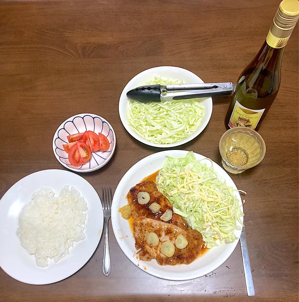 今日の晩ご飯　料理研究家リュウジさんのバズレシピによるガリバタポーク、千切りキャベツ、トマトサラダ、ドイツの白ワイン　キャベツは切り過ぎちゃってお皿に乗り切れなくなっちゃったので、おかわり用に別途取り分け。|なびさん