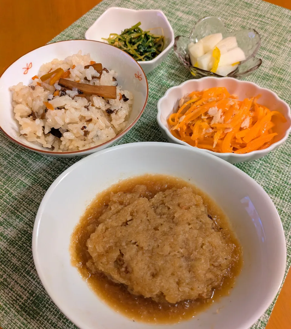 ☆ハンバーグみぞれ煮　☆キャロットラペ　☆水菜辛子和え　☆柚子大根　☆たけのこ炊き込みご飯|chikakoさん