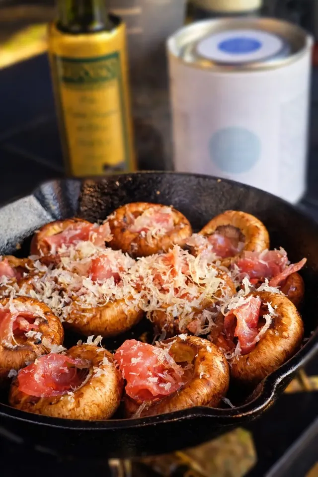 Snapdishの料理・レシピ写真:マッシュルームと生ハムのグリル｜ころっとかわいい♡マッシュルームは好きですか？