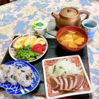 grandmaの晩ごはん☆ 今夜は
ネギ入り玉子焼き
菜の花の辛子和え
カツオのお造り
カボチャ🎃のお味噌汁
黒豆ご飯
お相撲を見ながら頂きます|kaoriさん