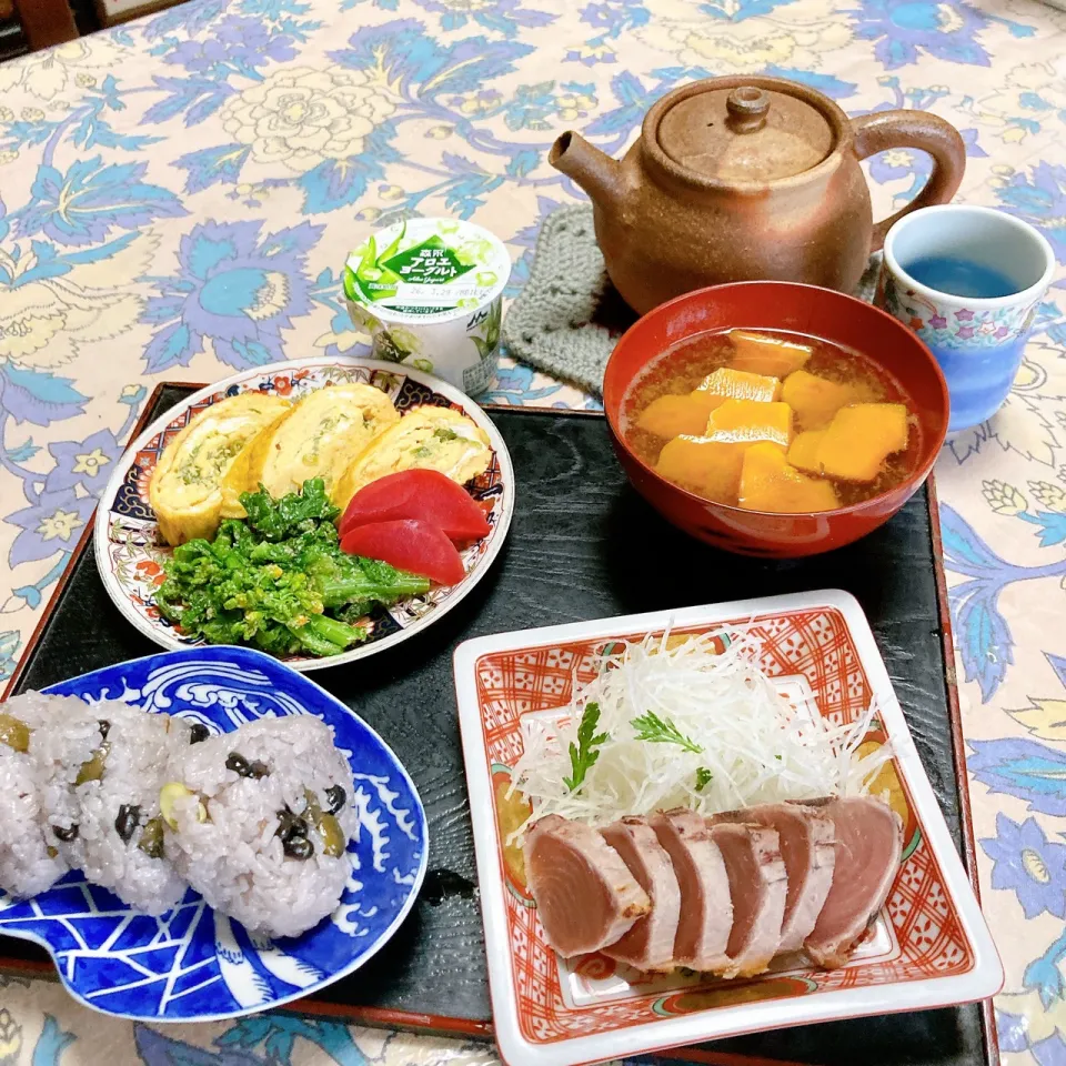 grandmaの晩ごはん☆ 今夜は
ネギ入り玉子焼き
菜の花の辛子和え
カツオのお造り
カボチャ🎃のお味噌汁
黒豆ご飯
お相撲を見ながら頂きます|kaoriさん