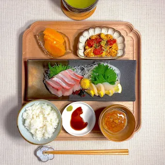 Snapdishの人気料理写真:お刺身と里芋まんじゅうのあんかけの献立