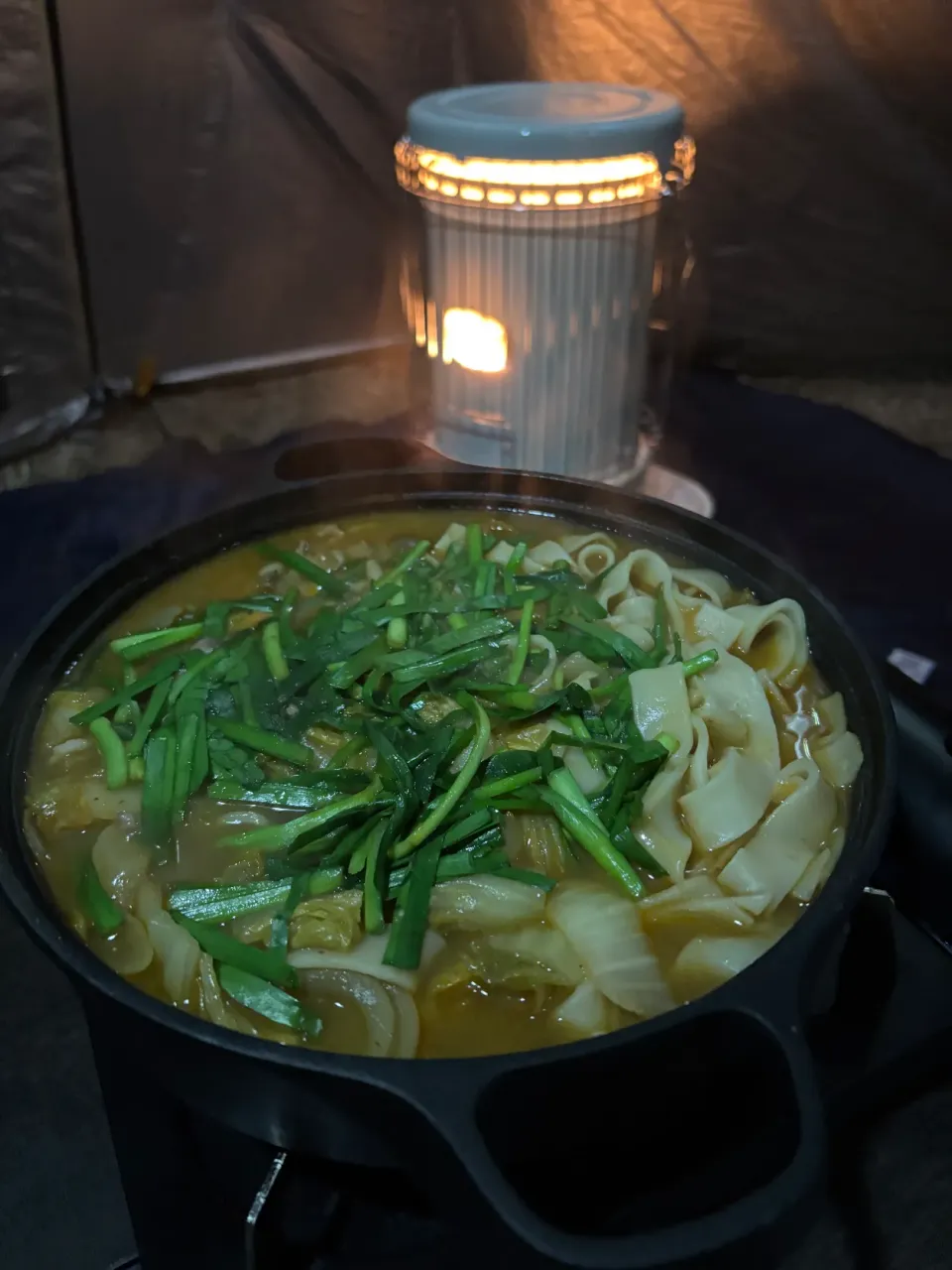 キャンプ飯　味噌キムチほうとう鍋|くみさんさん