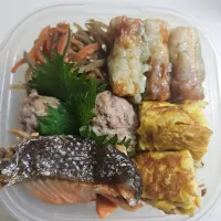 ☆高校生昼☆ごはん、金平ゴボウ、竹輪磯揚げ、シラス卵焼き、ハンバーグ、鮭|ｼｮｺﾗさん