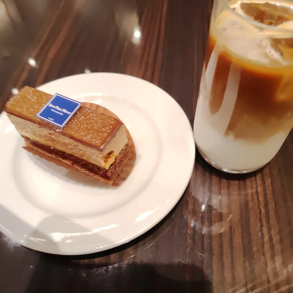 Jean Poul Even　velgamot風味のホワイトムースとミルクチョコムースを重ねたケーキ|はやとさん