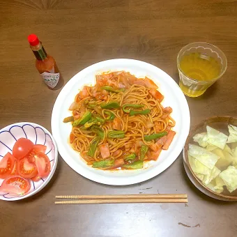 Snapdishの人気料理写真:今日の晩ご飯　ナポ焼きそば、トマトサラダ、キャベツのコンソメスープ　ナポリタンをスパゲッティではなく焼きそばの麺で作ったらどうだろうか、と実験してみました。結果、大成功（≧∇≦）アルデンテのあるスパゲッティより、柔らかい食感の焼きそばの方が、甘くて優しいマンマの味っぽいナポリタンに合っていると思いました。