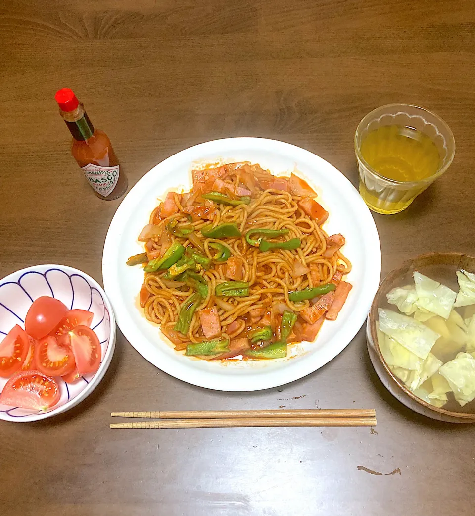 今日の晩ご飯　ナポ焼きそば、トマトサラダ、キャベツのコンソメスープ　ナポリタンをスパゲッティではなく焼きそばの麺で作ったらどうだろうか、と実験してみました。結果、大成功（≧∇≦）アルデンテのあるスパゲッティより、柔らかい食感の焼きそばの方が、甘くて優しいマンマの味っぽいナポリタンに合っていると思いました。|なびさん
