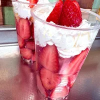 いちごパフェ| まりさん