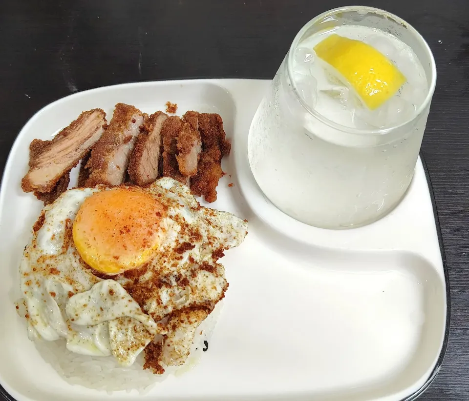 Dinner🍚Pork chop fried egg rice with lemon water 🍋🥤|🍒lynnlicious🍒さん