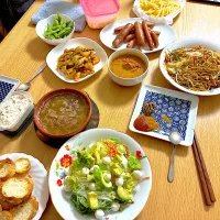 ポークビンダルー、シーフードアヒージョ、ソーセージ盛り合わせ、鶏むね肉と茄子のバーベキューソース炒め、アボカドとモッツァレラチーズのサラダ、ツナとクリームチーズのディップ、ソース焼きそば、フライドポテト、レトロフランス、ヨーグルトドレッシング、枝豆。|くろーぶやんさん