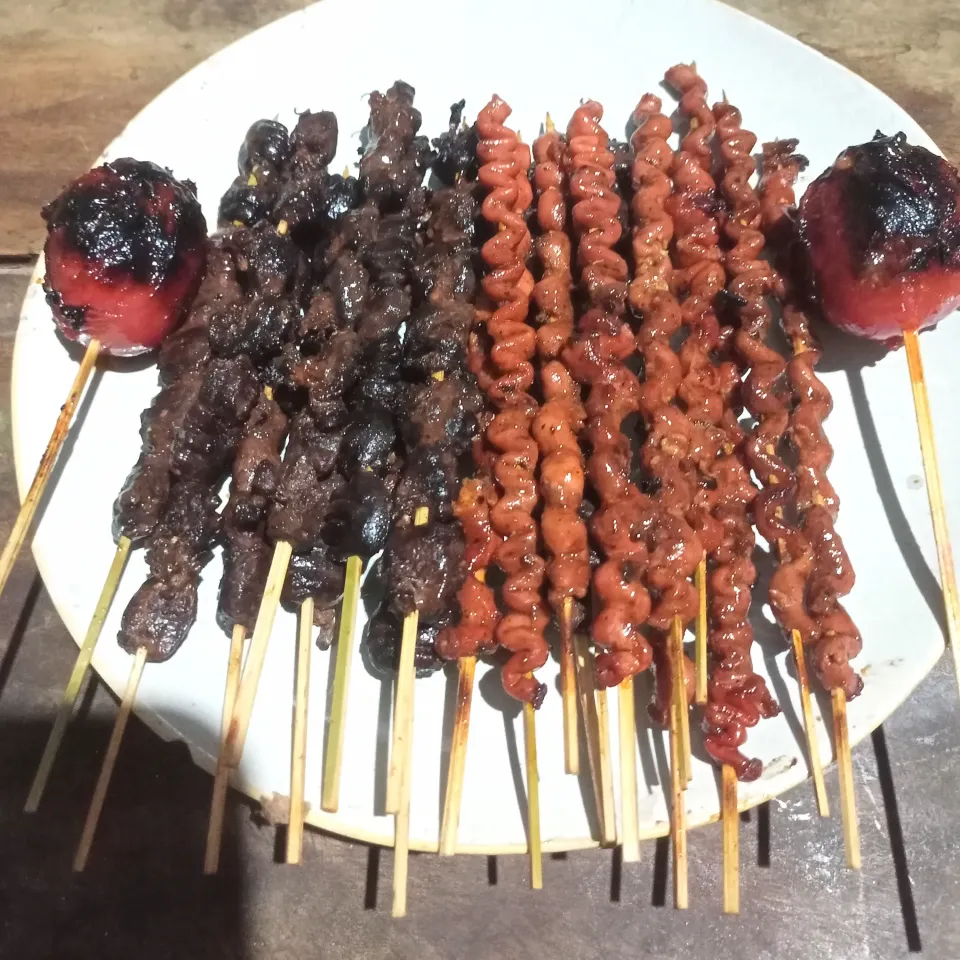 BBQ INTESTINE for DINNER (Filipino-style street food, specifically grilled pork barbecue and intestines on bamboo skewers)|Sweets by Loveさん
