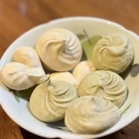 サクッと軽いおうちカフェ時間🫖
プレーンメレンゲと抹茶メレンゲ 🇫🇷 🇯🇵Meringues nature et Meringues au Matcha