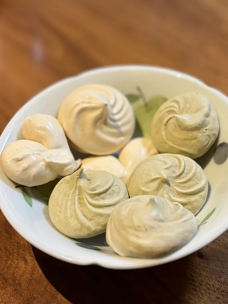 サクッと軽いおうちカフェ時間🫖
プレーンメレンゲと抹茶メレンゲ 🇫🇷 🇯🇵Meringues nature et Meringues au Matcha|アッコ✨さん