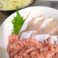 ブリとマグロタタキ丼とキャベツ千切り