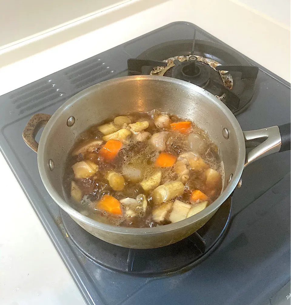 今日の晩ご飯 making in the morning   「じゃあ、あんたが作ってみろよ」風筑前煮　昨年10〜12月のTBS火曜ドラマ「じゃあ、あんたが作ってみろよ」で勝男（竹内涼真）が鮎美（夏帆）に作らせていて、2人が別れた後は勝男自身が鮎美の味を再現しようとチャレンジした筑前煮をイメージして作りました。出勤前に煮込んで、冷蔵庫の中で一日寝かせて味をしっかり染み込ませます。晩ご飯が楽しみ😊|なびさん