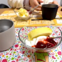 娘宅にて☆フルーツヨーグルト(主人手作りの苺ジャム)|kaoriさん