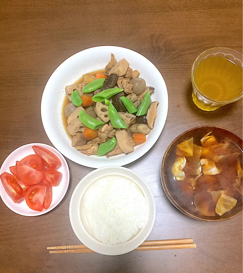 今日の晩ご飯  「じゃあ、あんたが作ってみろよ」風筑前煮、トマトサラダ、キャベツの味噌汁　出勤前に煮込んで、冷蔵庫の中で一日寝かせて味をしっかり染み込ませた筑前煮は絶品です。「じゃあ、あんたが作ってみろよ」で勝男が「完璧！」と言って感動していた鮎美の筑前煮が再現できたかな？|なびさん