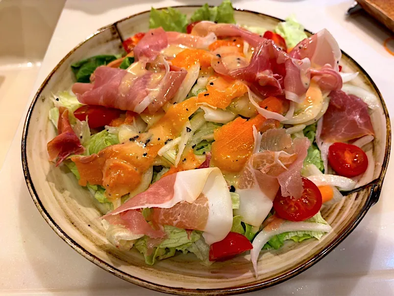 サーモン生ハム新玉🥗サラダ|meixuziさん