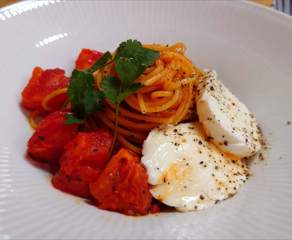 モッツァレラとトマトソースのパスタ🍝🧀|なつさん